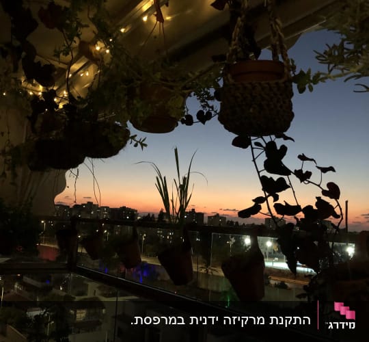 אורות קטנים תלויים על סוכך במרפסת
